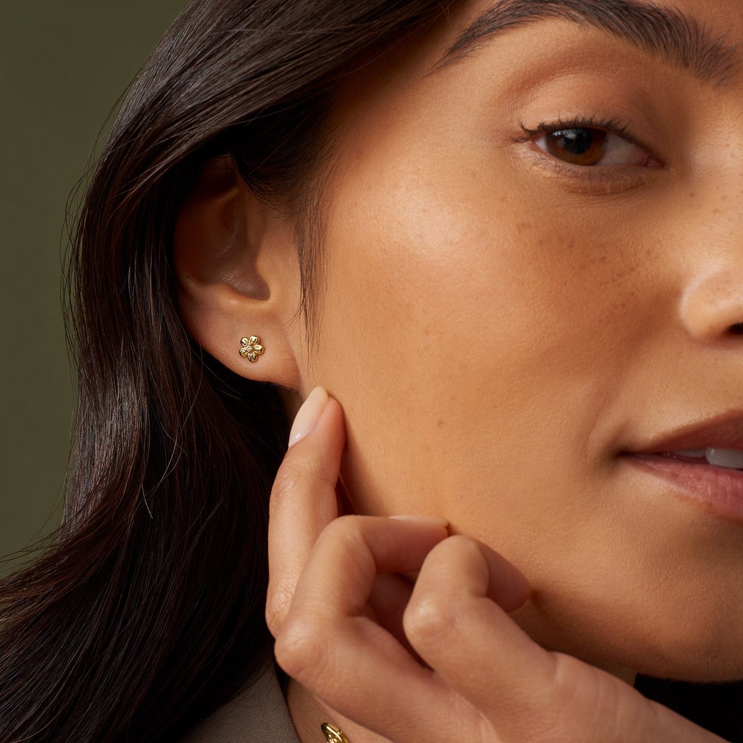 Nature's Wonder 9ct Solid Gold Forget-Me-Not Stud Earrings with Diamonds